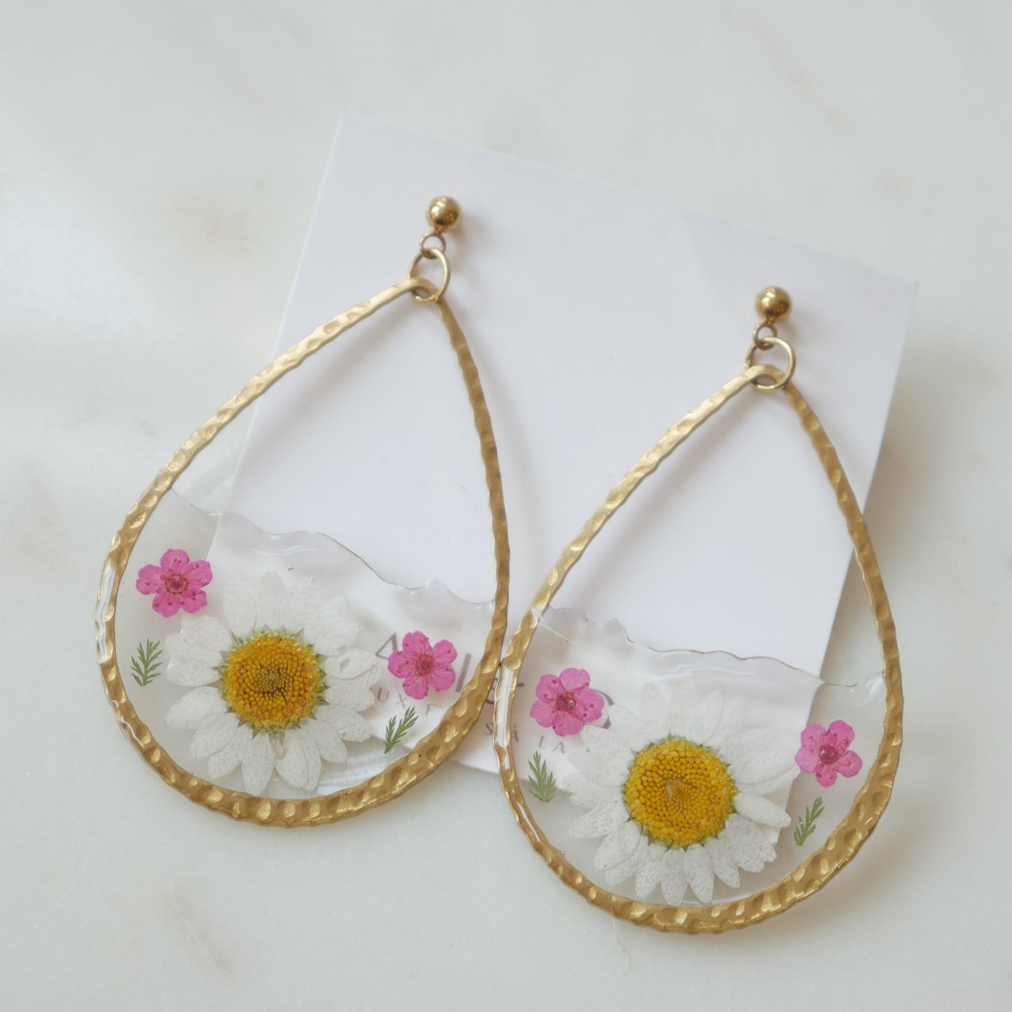 Boucles d'oreilles Odile - marguerite et spirées roses