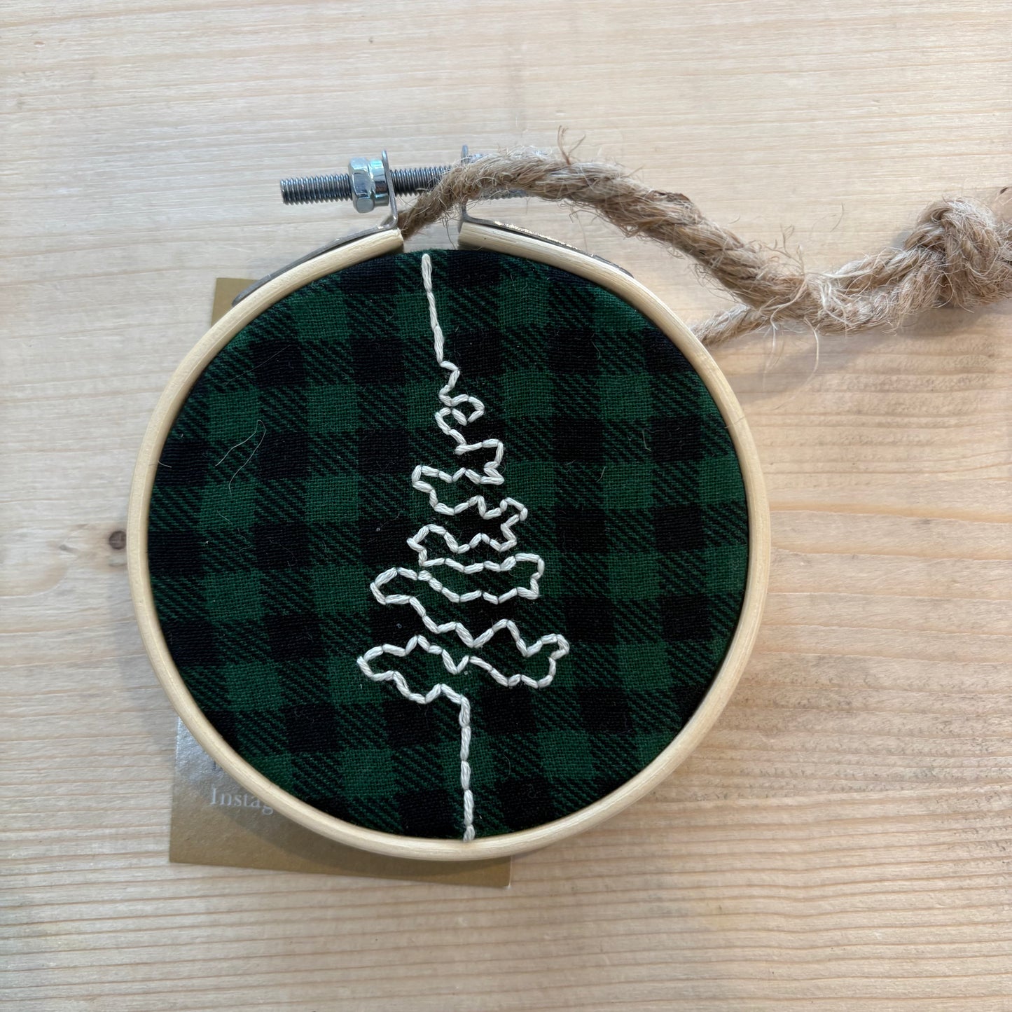 Broderie sur cerceau en bois