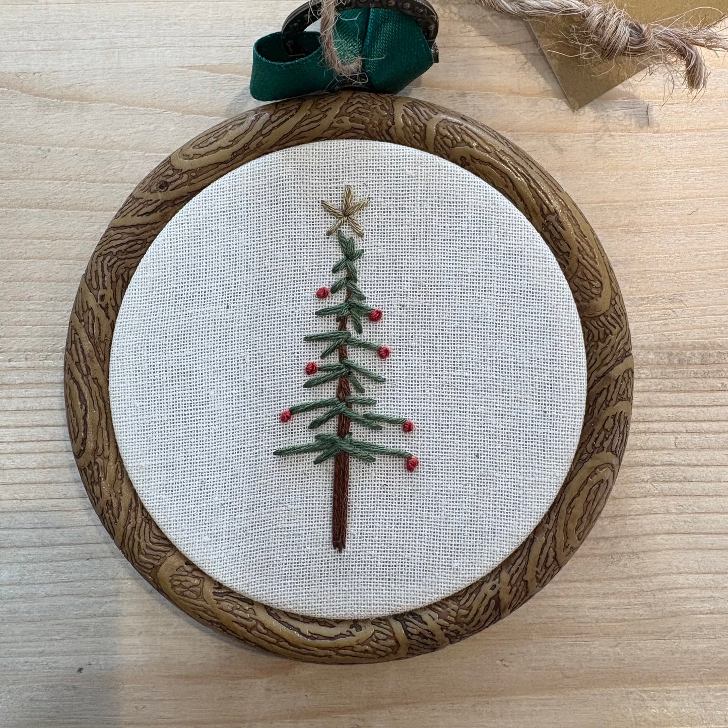 Broderie sur cadre rond effet bois