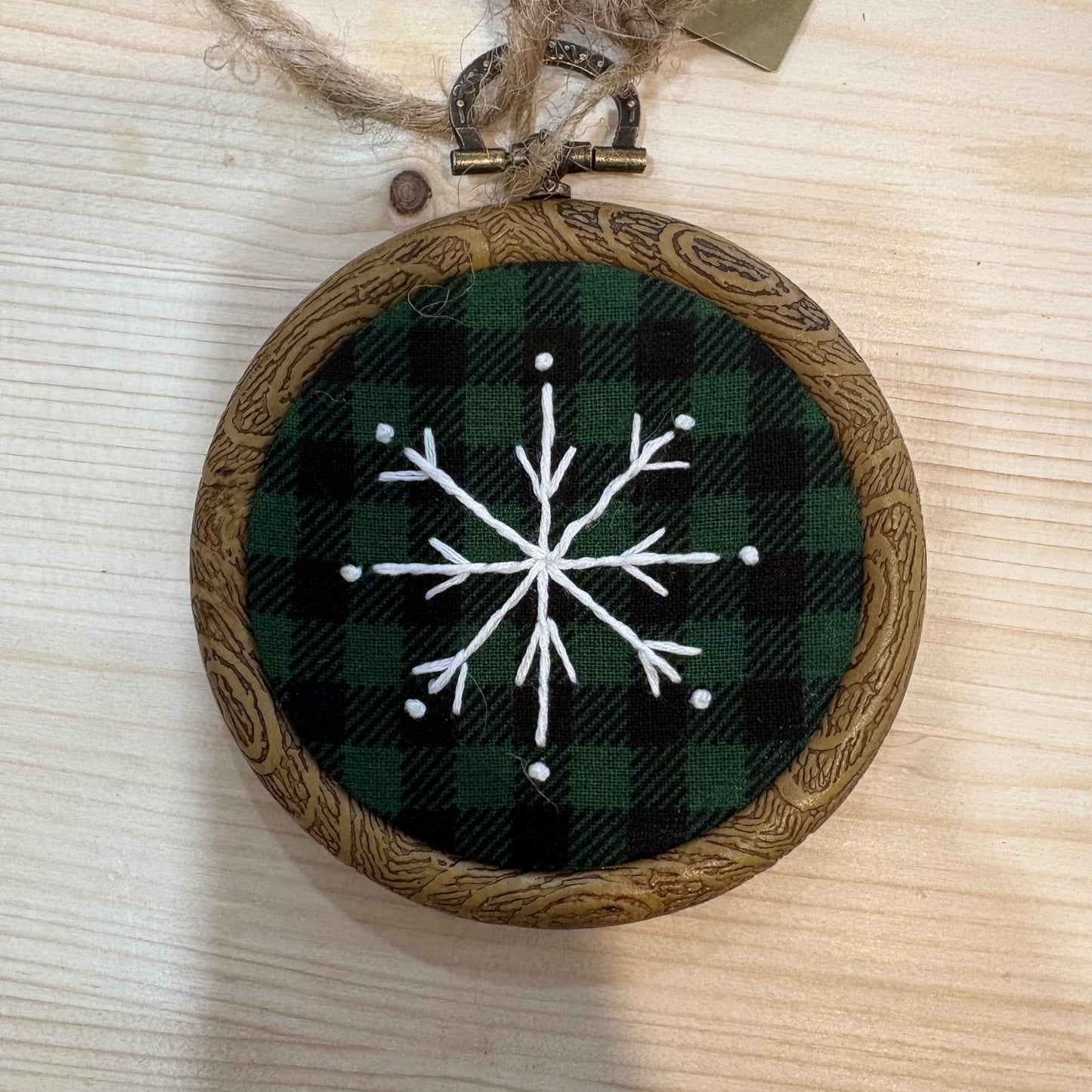 Broderie sur cadre rond effet bois