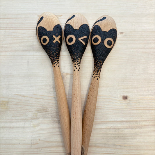 Cuillère en bois à bout rond pyrogravée à la main – Chat Noir