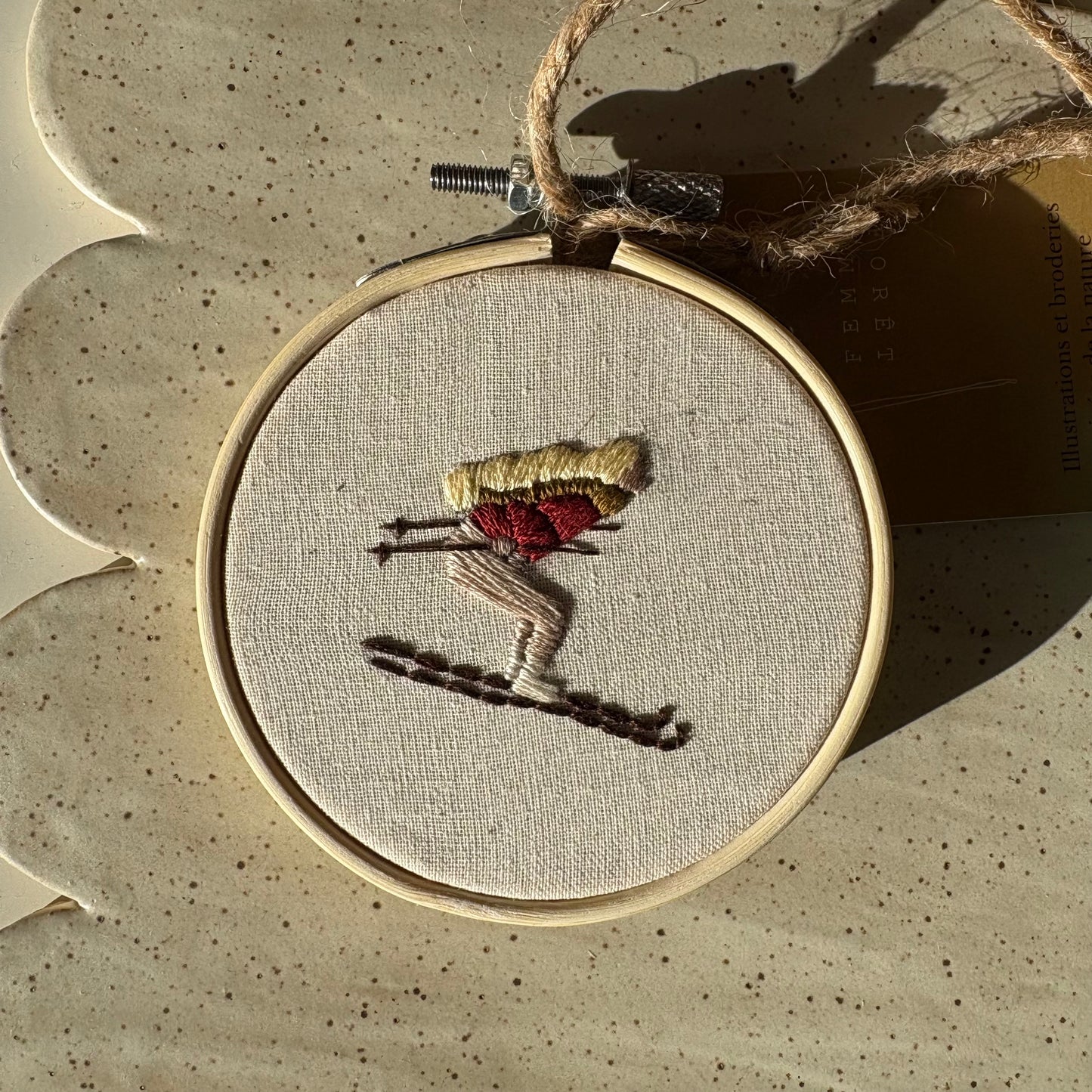 Broderie sur cerceau en bois