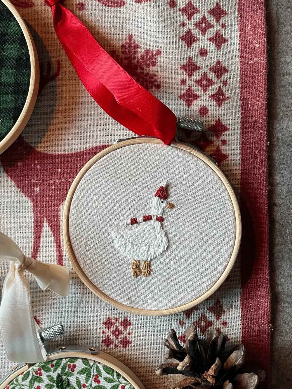 Broderie sur cerceau en bois