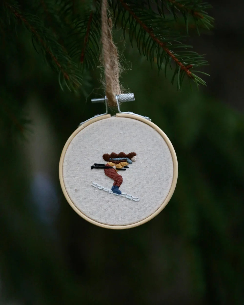 Broderie sur cerceau en bois