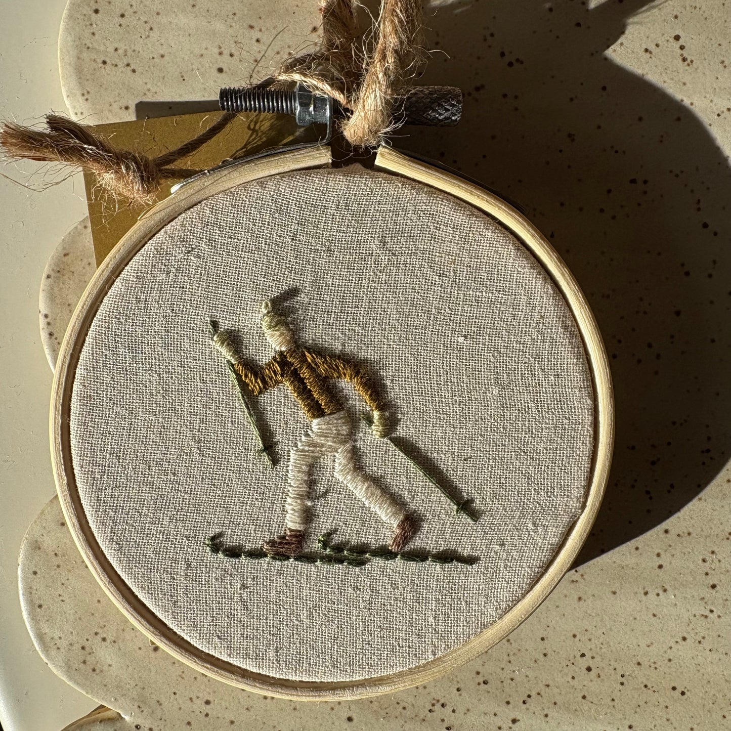 Broderie sur cerceau en bois