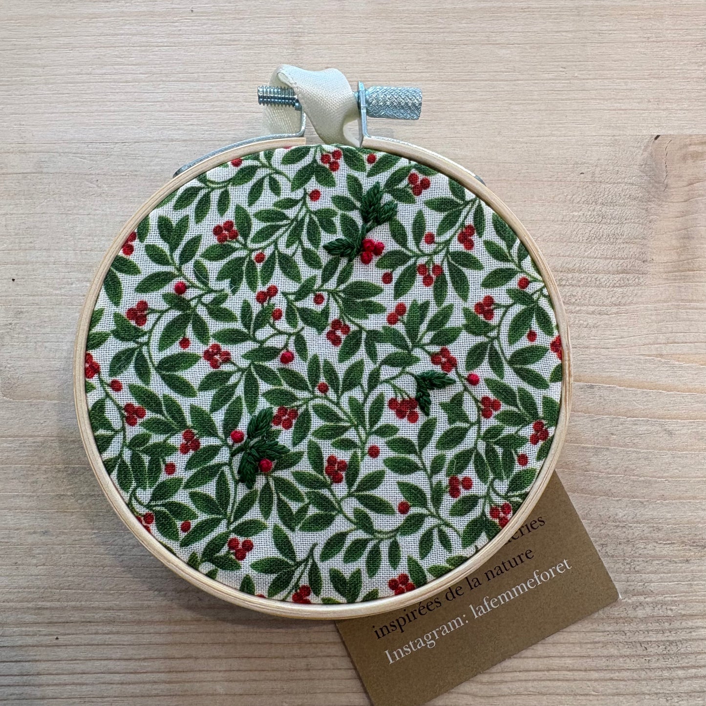 Broderie sur cerceau en bois