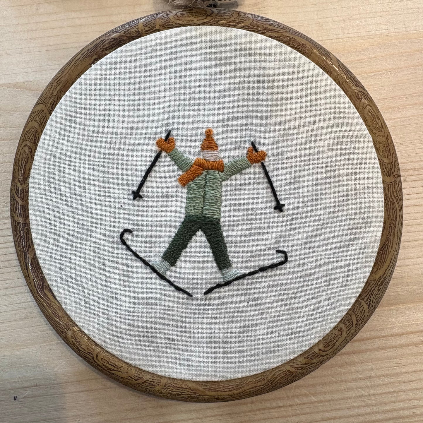 Broderie sur cadre rond effet bois (5 pouces)