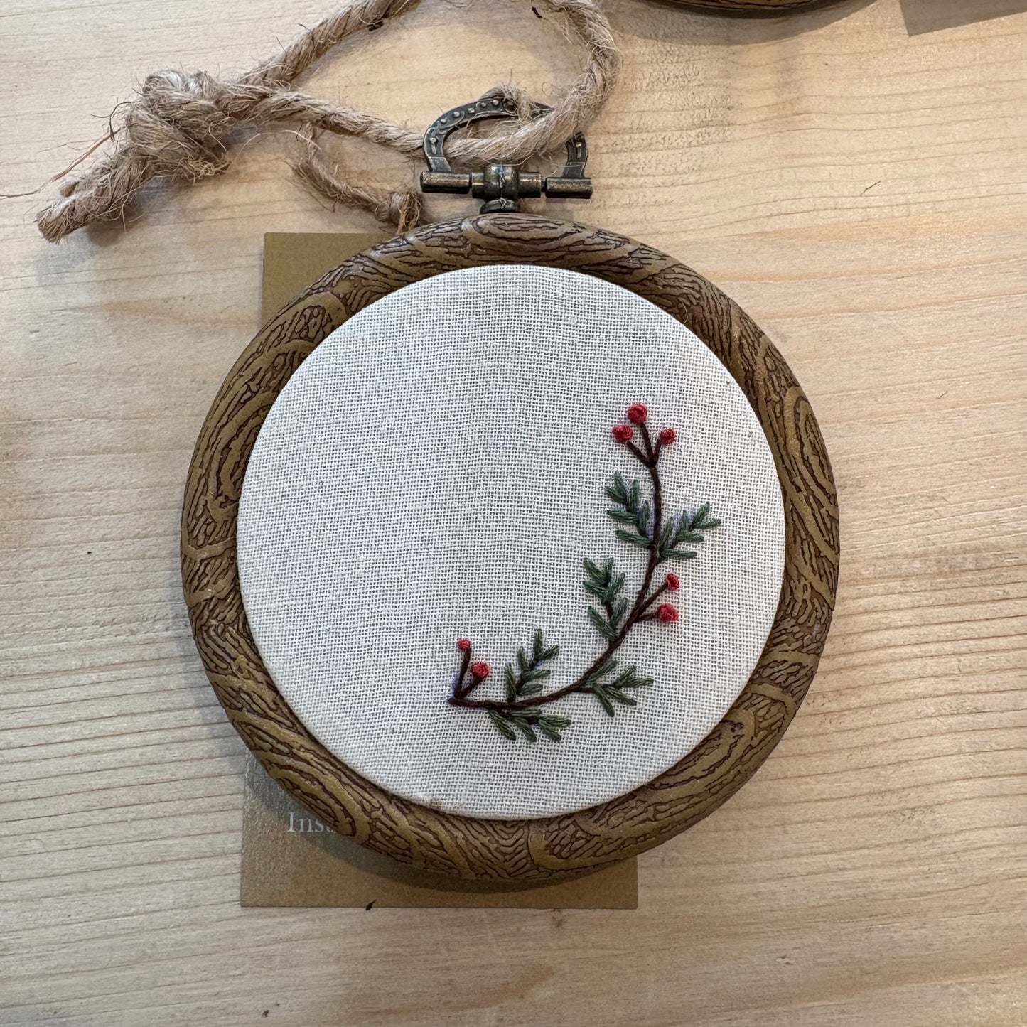 Broderie sur cadre rond effet bois